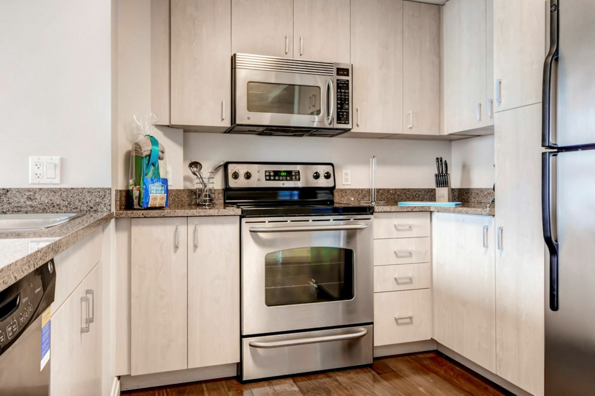 Global Luxury Suites At Boston Garden Bagian luar foto